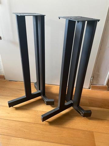 Taget stand. 73 cm hoog. beschikbaar voor biedingen