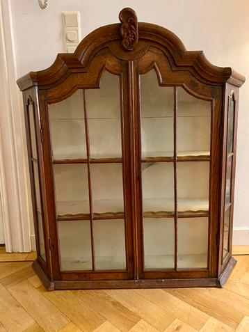 Mooie grote antieke houten vitrinekast beschikbaar voor biedingen