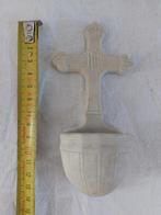 Antiek wijwaterbakje met kruis, Ophalen