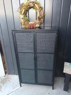 Leuke metalen kast rotan deuren 3 planken, Ophalen, Gebruikt