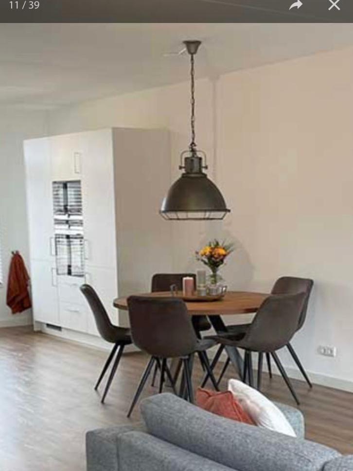 Te koop ronde tafel van Acacia hout met 6 stoelen z.g.a.n., Huis en Inrichting, Tafels | Eettafels, Zo goed als nieuw, 100 tot 150 cm