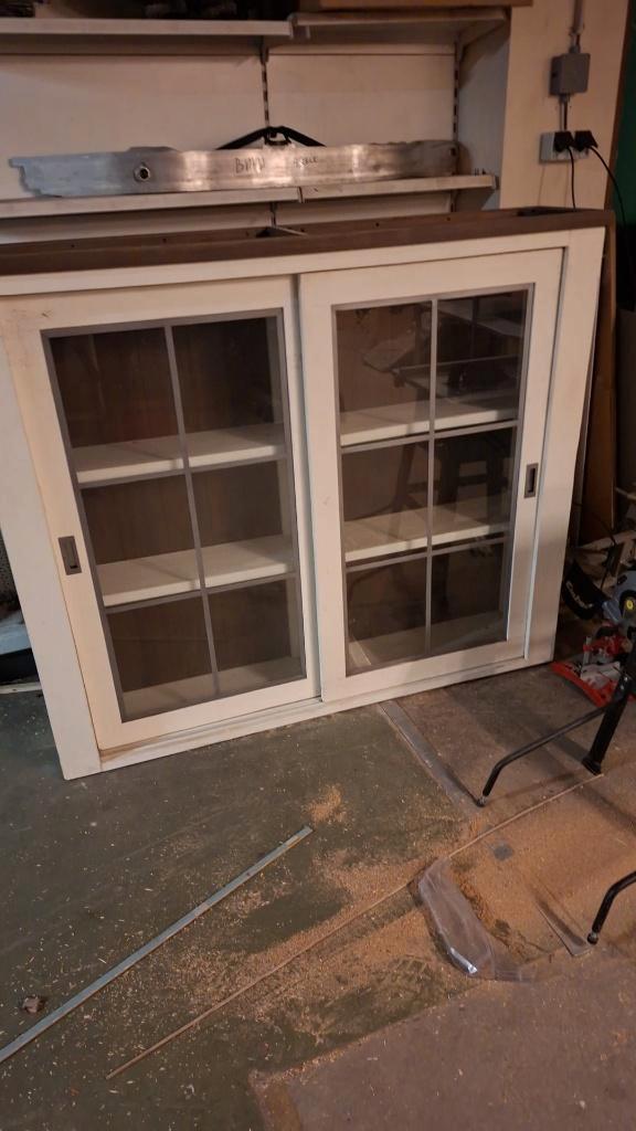 Gratis af te halen: Bovenkast met schappen en deuren., Huis en Inrichting, Kasten | Overige, Gebruikt, Ophalen