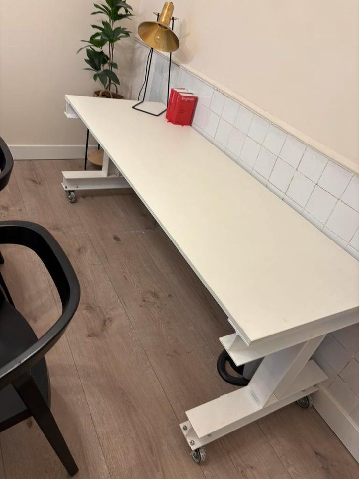 Verrijdbaar bureau wit 2m breed, Huis en Inrichting, Bureaus, Gebruikt, Bureau, Met wielen, Ophalen