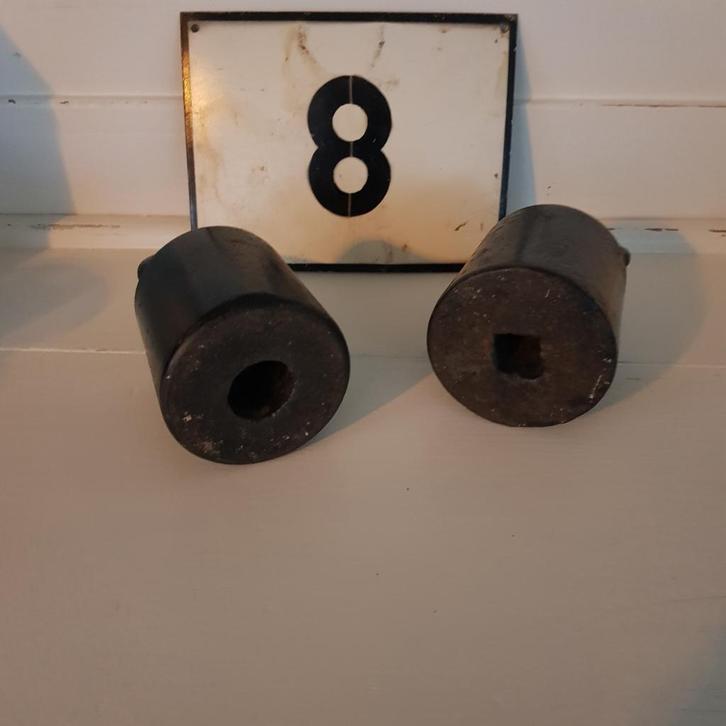 2 zwarte gietijzeren gewichten  2 kilo per gewicht., Antiek en Kunst, Antiek | Gereedschap en Instrumenten, Ophalen of Verzenden