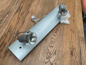 Spotjes armatuur - 2 spots op lichtgrijze plaat beschikbaar voor biedingen