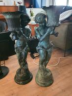 Twee bronzen beelden met bloempotten, Ophalen