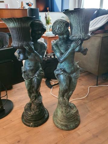 Twee bronzen beelden met bloempotten beschikbaar voor biedingen