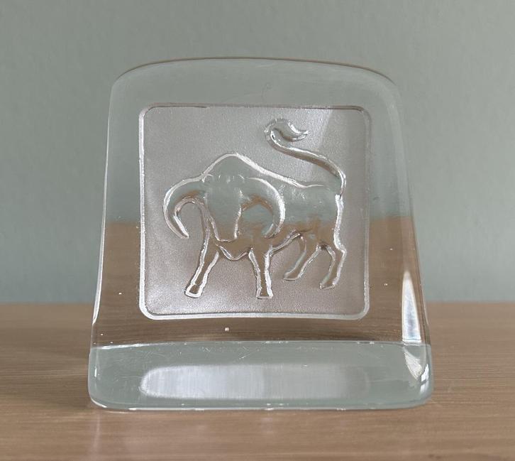 Presse papier glas object stier, Zweeds design Nybro, Verzamelen, Beelden en Beeldjes, Zo goed als nieuw, Dier, Ophalen of Verzenden