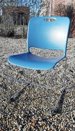 Design draadstaal stoel lichtblauw stapelbaar Maestro, Huis en Inrichting, Stoelen, Ophalen, Zo goed als nieuw, Blauw, Twee
