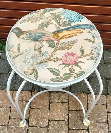 Brocante kruk met vogel beschikbaar voor biedingen