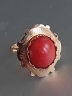 Antieke gouden ring met grote cabuchon bloedkoraal, Ophalen of Verzenden, Goud, Ring, Met edelsteen