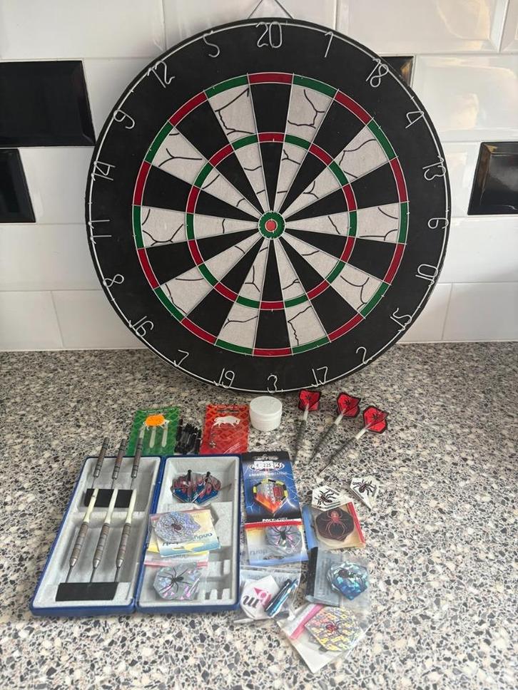 Darts set compleet, Sport en Fitness, Darts, Zo goed als nieuw, Dartbord met pijlen, Ophalen of Verzenden