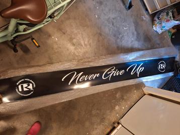 Spatlap 250x25cm Never Give Up beschikbaar voor biedingen