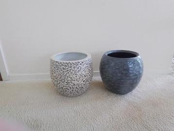 2 leuke bloempotten  beschikbaar voor biedingen