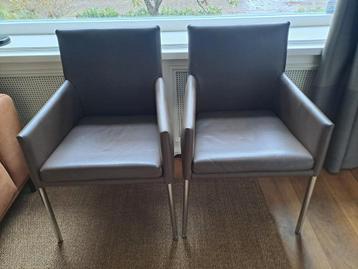 Twee Taupe Lederen Fauteuils met Metalen Onderstel beschikbaar voor biedingen