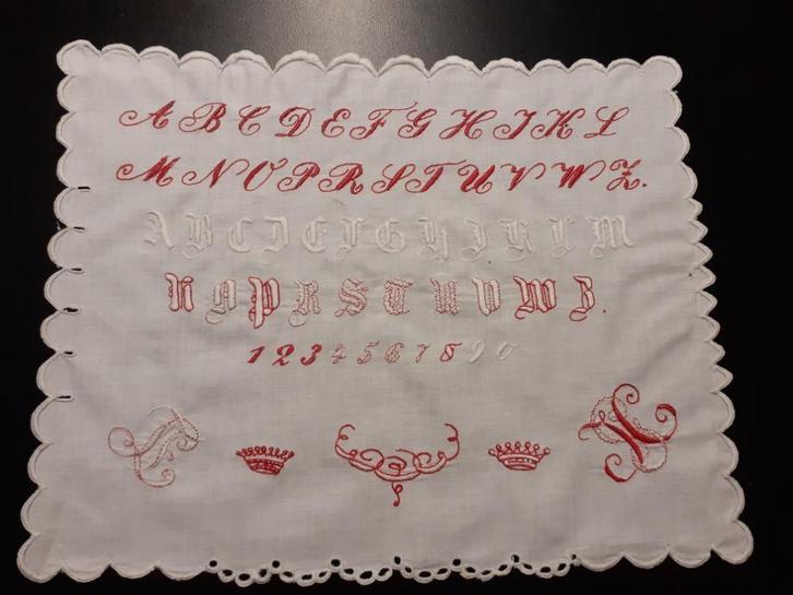 Antieke letterlap geborduurd *eureka*, Antiek en Kunst, Antiek | Kleden en Textiel, Ophalen of Verzenden