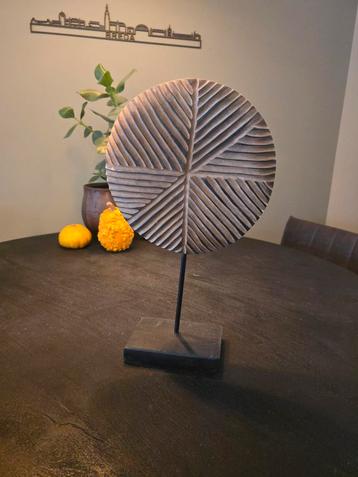 Houten decoratie object op voet beschikbaar voor biedingen