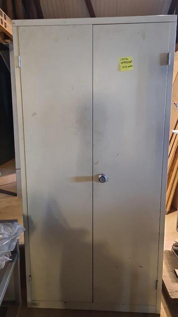 Te koop: 4 metalen kasten – stevig en ruim beschikbaar voor biedingen