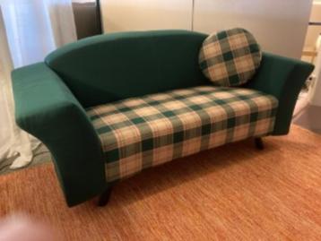 Modern, vintage design bankje dat zeer comfortabel zit. beschikbaar voor biedingen
