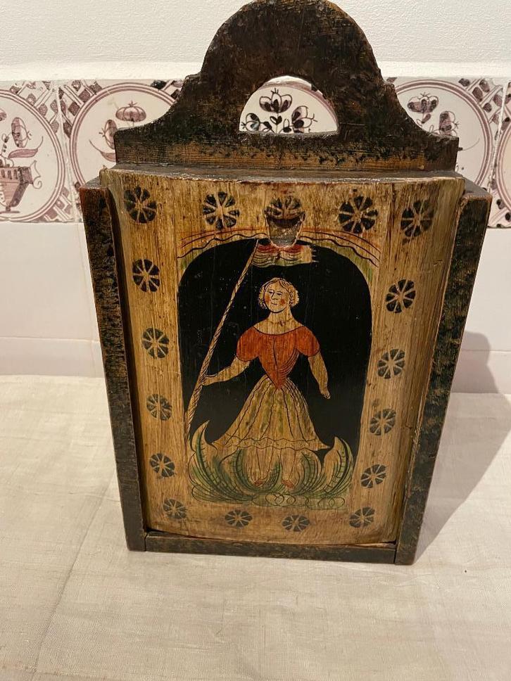 Jouster schooltas volkskunst vrouw met  Nederlandse vlag, Antiek en Kunst, Antiek | Overige Antiek, Ophalen of Verzenden