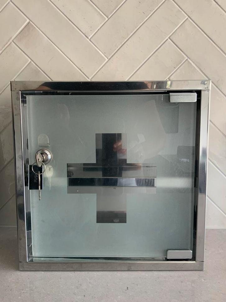 Medicijnkastje met 2 sleutels, Huis en Inrichting, Badkamer | Badkamermeubels, Ophalen of Verzenden