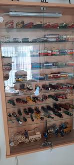 Verzameling Miniatuurvoertuigen in Vitrinekast, Overige merken, 1:50 of kleiner, Auto, Ophalen of Verzenden