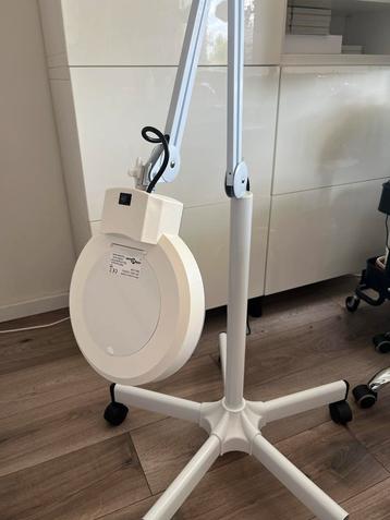 Loeplamp met verstelbare arm en wieltjes beschikbaar voor biedingen