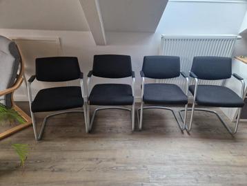 4 zwarte stoelen 