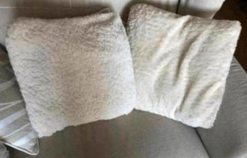 Twee vierkante pluche / fluffy kussens offwhite beschikbaar voor biedingen