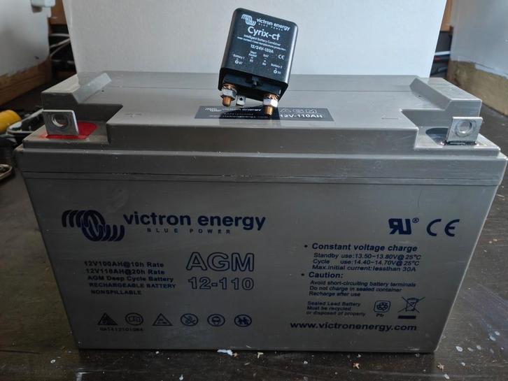 Victron 12v 110ah AGM accu en Cyrix accuscheider, Caravans en Kamperen, Camper-accessoires, Ophalen