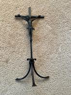 Antiek metalen kruisbeeld met voet, Ophalen of Verzenden