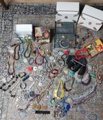 Heel veel sieraden, zeer divers,  99 stuks + GRATIS?, Sieraden, Tassen en Uiterlijk, Antieke sieraden, Ophalen of Verzenden, Overige materialen
