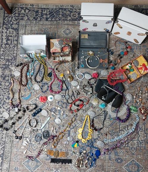 Heel veel sieraden, zeer divers,  99 stuks + GRATIS?, Sieraden, Tassen en Uiterlijk, Antieke sieraden, Overige typen, Overige materialen