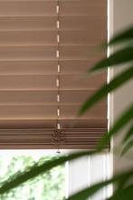 GEZOCHT - houtkleurige jaloezie - breed 1.40 x hoog1.60, Huis en Inrichting, Stoffering | Gordijnen en Lamellen, Ophalen, Zo goed als nieuw