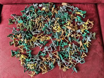 Partijtje soldaatjes. Soldaat poppetjes beschikbaar voor biedingen