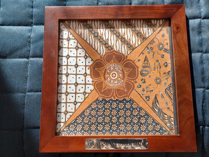 Antiek llijst met batik kunstwerk Universiteit Gadjah Mada, Antiek en Kunst, Kunst | Niet-Westerse kunst, Ophalen of Verzenden