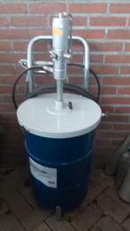 Pneumatische vatvetpomp Ecodora met vat gevuld met EP2 vet, Ophalen