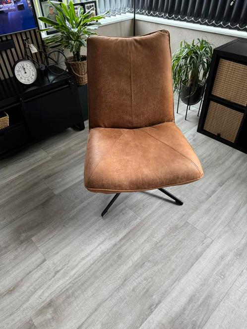 Te koop 3 mnd oude draai fauteuil cognac kleur, Huis en Inrichting, Fauteuils, Zo goed als nieuw, Leer, 50 tot 75 cm, Minder dan 75 cm