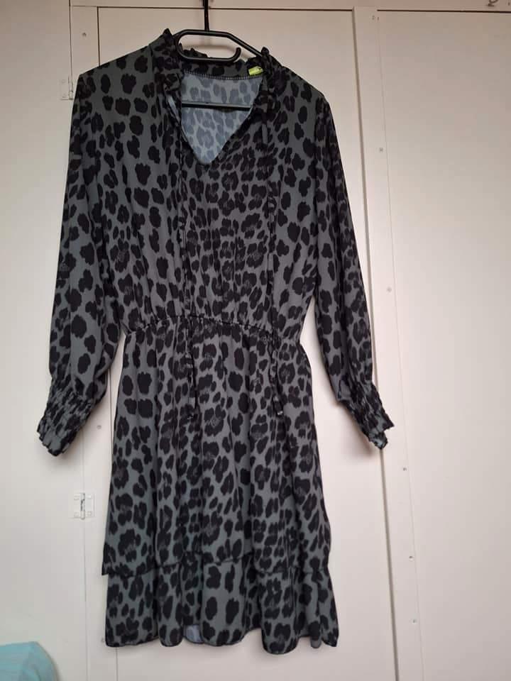 Jurk groen met zwarte print maat 38, Kleding | Dames, Jurken, Zo goed als nieuw, Maat 38/40 (M), Groen, Knielengte, Ophalen of Verzenden