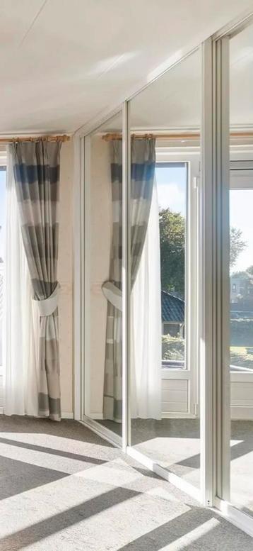 Schuifwandsysteem met spiegeldeuren en rails beschikbaar voor biedingen