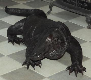 Reusachtige Komodo varaan 255cm uit 1 stuk edelhout gesneden beschikbaar voor biedingen