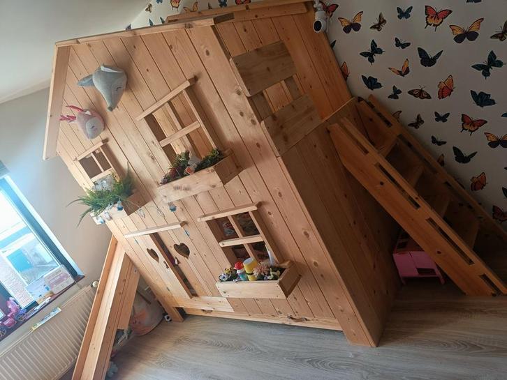 Uniek houten huisjes bed met glijbaan, Kinderen en Baby's, Kinderkamer | Bedden, Zo goed als nieuw, 180 cm of meer, 85 tot 100 cm