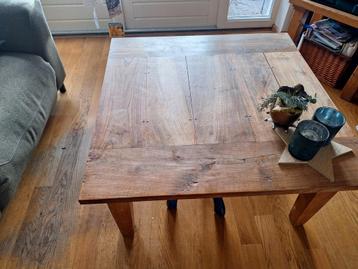 Mooie teakhouten salontafel beschikbaar voor biedingen