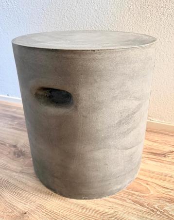 Woood Betonnen bijzet tafel beschikbaar voor biedingen