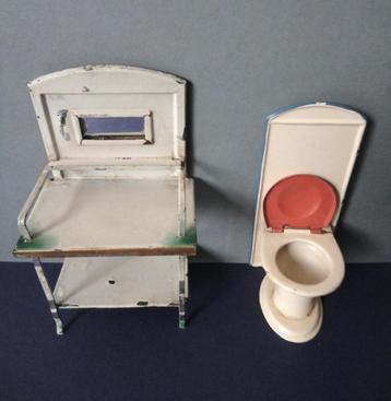 Antieke poppenhuis WC van Märklin en wastafeltje beschikbaar voor biedingen