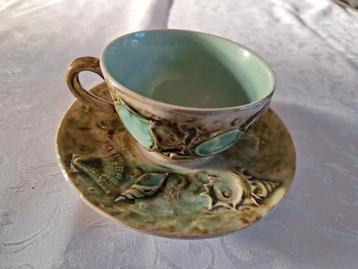 Majolica retro kop en schotel beschikbaar voor biedingen