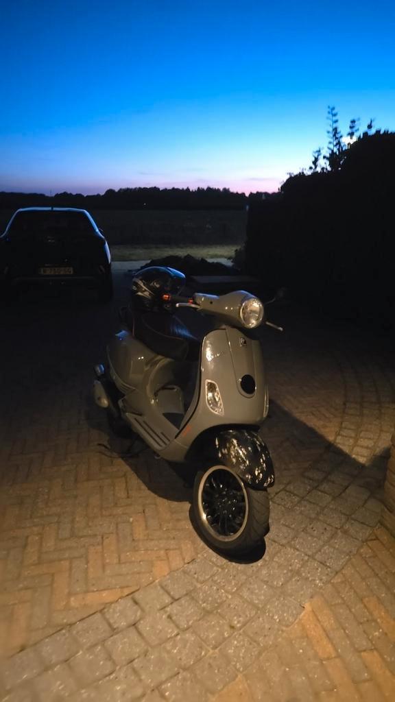 Vespa lx 50 70cc brom kenteken nardo grijs., Fietsen en Brommers, Scooters | Vespa, Zo goed als nieuw, Vespa LX, Maximaal 45 km/u