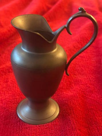 Klein oud tinnen kannetje – en sierlijk handvat beschikbaar voor biedingen