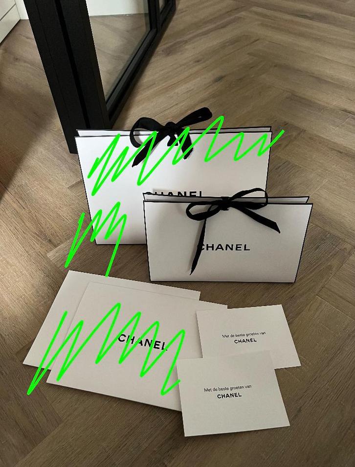 Nieuw wit Chanel cadeau doos driehoek ~22x12x5cm met strik, Hobby en Vrije tijd, Feestartikelen, Zo goed als nieuw, Overige typen