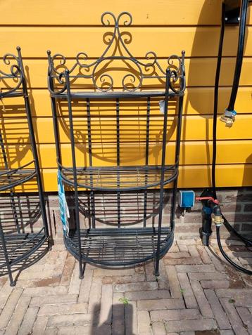 Etagere  beschikbaar voor biedingen